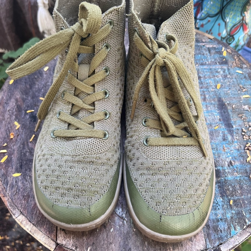 Suavs Olive Green Women's Sneakers Very Breathable size 6